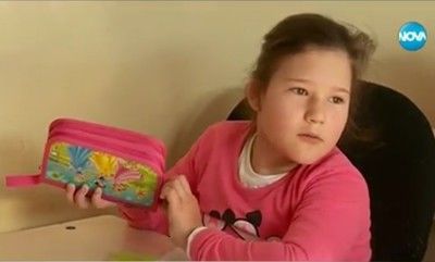 8-годишно момиченце прохожда с помощта на