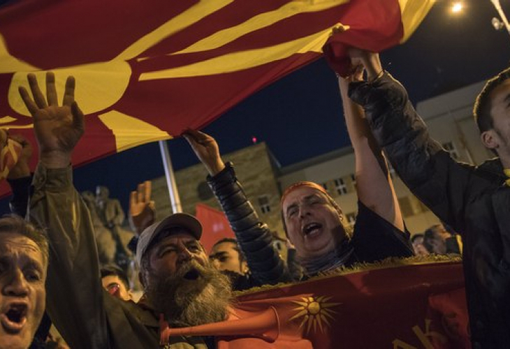 Полицаи и цивилни граждани са ранени при протестите в Скопие