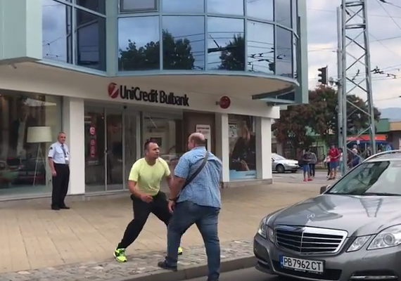 Джигит подскача като петел, бие шамари в Пловдив (ВИДЕО)