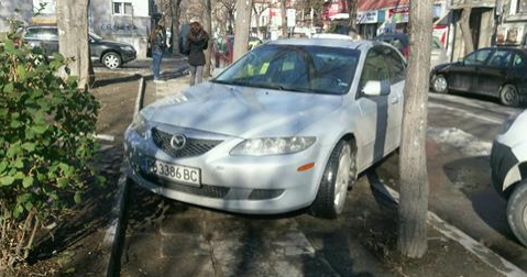 СНИМКА: Цар на паркирането под тепетата остави на пешеходците избор - през калта или на булеварда