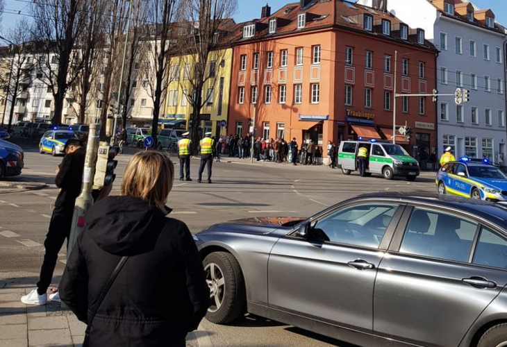 Стрелба и два трупа на площад в Мюнхен! Центърът е блокиран, летят хеликоптери (СНИМКИ)