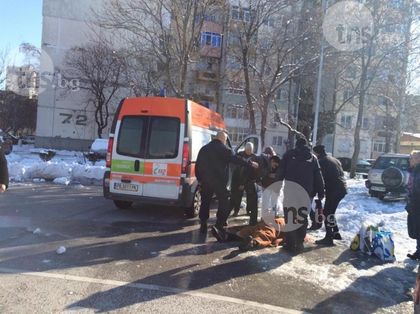 Пловдивчанин лежи в локва кръв до Лидъл, 25 минути чакат линейка СНИМКИ