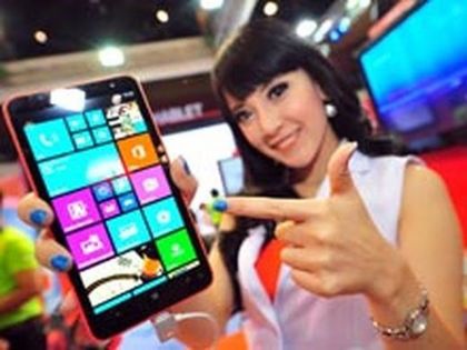 Продажбите на смартфоните Lumia рухнаха със 73%