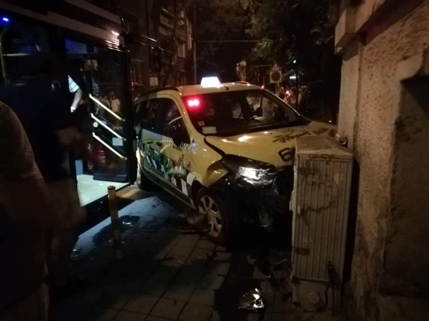 19-годишна забърка тежка катастрофа с такси и автобус във Варна, три жени пострадаха