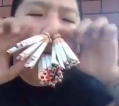 Луд! Първо ги изпуши, после ги и изяде! ВИДЕО
