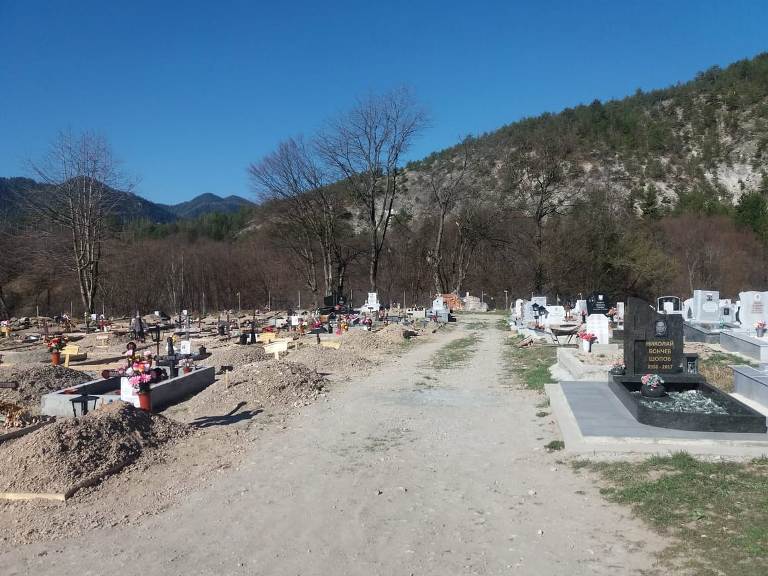 Смолян: Общината продължава да почиства гробищните паркове