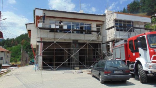Откриват обновените сгради на полицията и пожарната в Девин