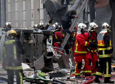 Четирима са загинали при взрива в пекарна в Париж (Снимки, видео)
