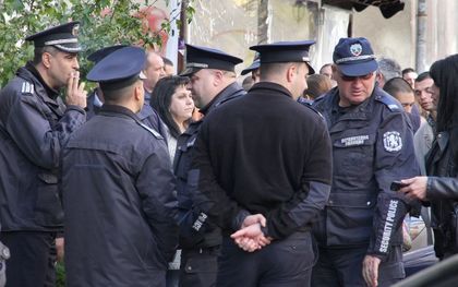 Стотина полицаи излязоха и днес на протест