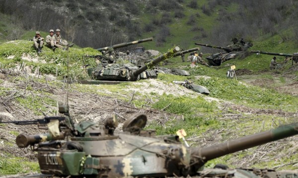 Войната, която се води между руски оръжия