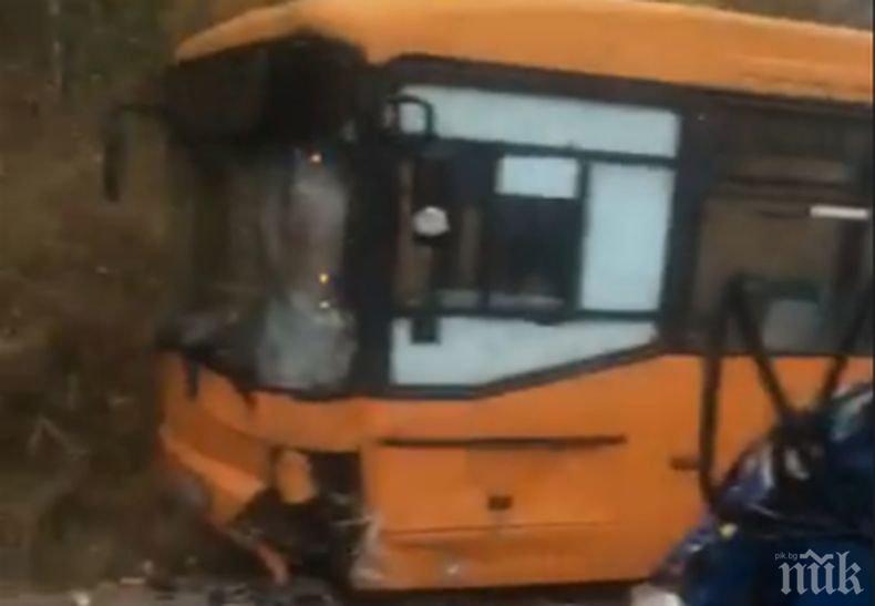 ИЗВЪНРЕДНО! Тежка катастрофа с автобус на градския транспорт в София, има ранени (ВИДЕО)