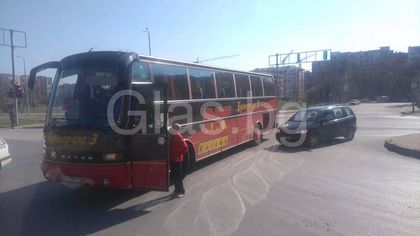 Опел блъсна рейс на кръстовище в Тракия СНИМКИ