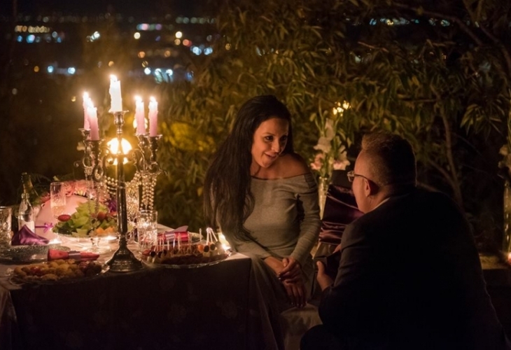 Диаманти и свещи на пловдивско тепе: Това романтично предложение за брак ще накара всички самотни дами да свият семейното гнездо (СНИМКИ)