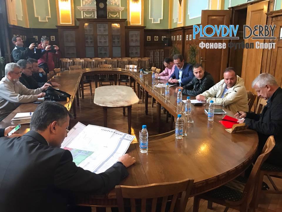 СНИМКИ: Започна срещата в Общината с клубовете от Лаута! Пратиха журналистите да си почиват, за да не се преуморят