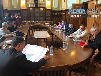 СНИМКИ: Започна срещата в Общината с клубовете от Лаута! Пратиха журналистите да си почиват, за да не се преуморят