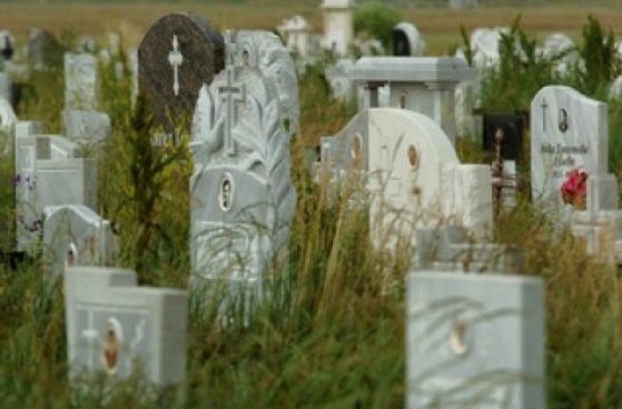 МРАЧЕН БИЗНЕС! Опечалени плащат по 8 бона на черно, за да погребат близките си