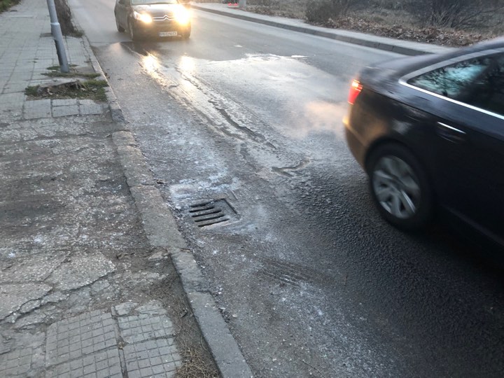 Ако не искате да се ръсите предколедно за нови фарове и изправяне на ламарини, внимавайте по бул. 