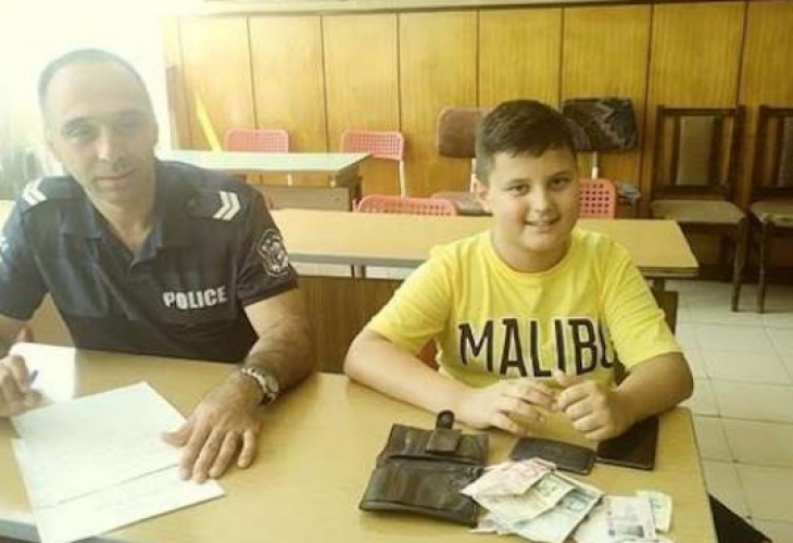 Браво! 11-годишен откри портфейл с 1205 лева и го върна