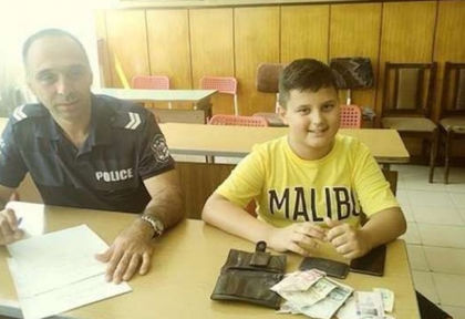 Браво! 11-годишен откри портфейл с 1205 лева и го върна