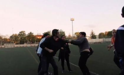 Луда работа на детски мач - баща и майка се млатят здраво (ВИДЕО)