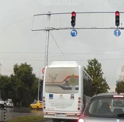 Газ до дупка! Автобус от градския транспорт в Пловдив влита в кръстовище на червено