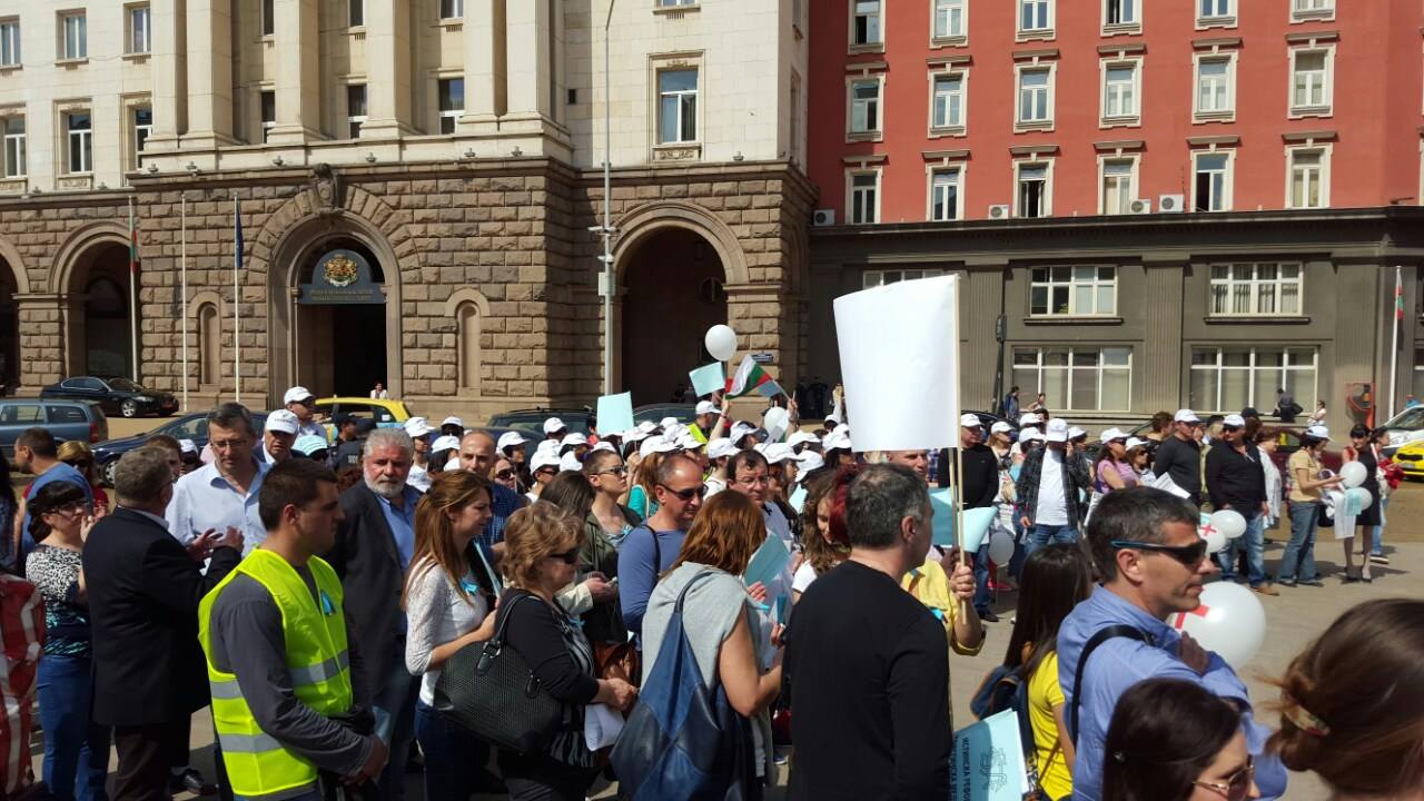 СНИМКИ в PlovdivGlas от протеста на пловдивските лекари в столицата