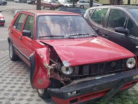 Лудака с тунингован Голф помлял мъртво пиян две коли в бургаския ж.к.