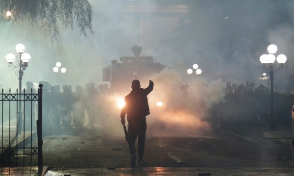 Сблъсъци при протест на опозицията в Тирана