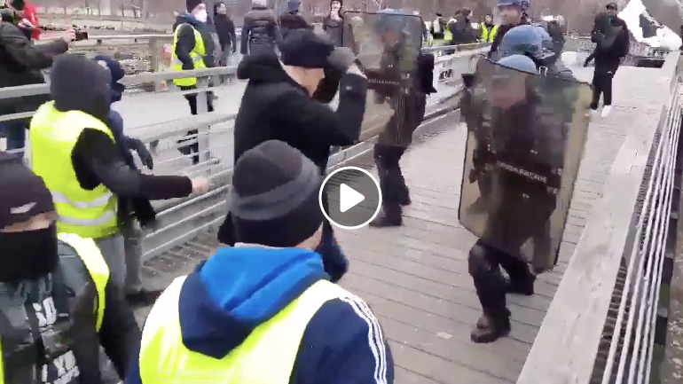 Френски шампион по бокс смля от бой полицай на протестите в Париж