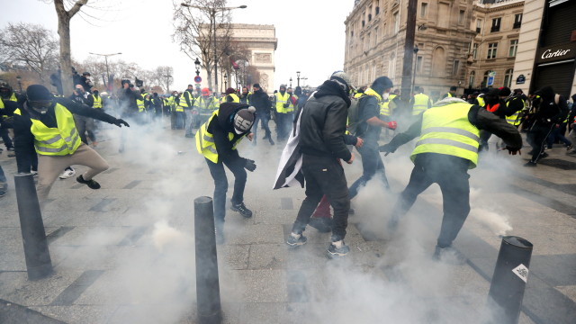 Макрон прави обръщение към французите след протестите на 