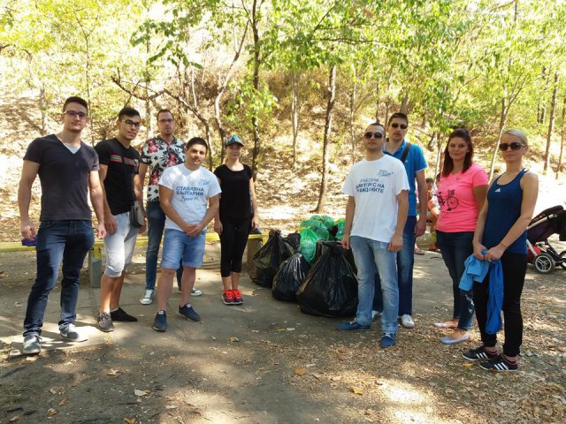 Младежите от ГЕРБ чистиха Младежкия хълм