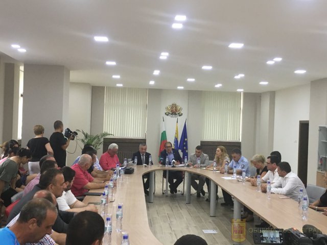 Властта и протестиращите търсят помирение в Асеновград