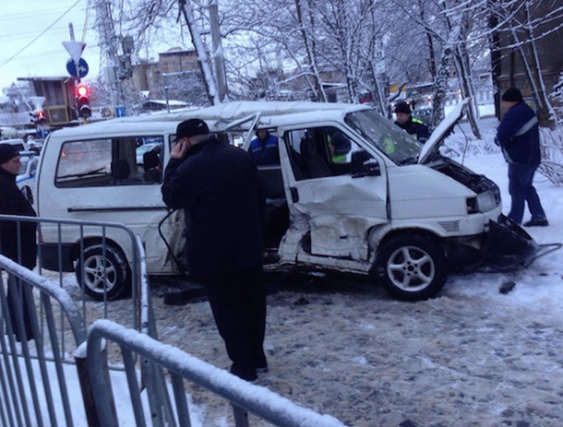 Приеха по спешност 7 души в болница след зверското меле между бус и трамвай в София (СНИМКИ)