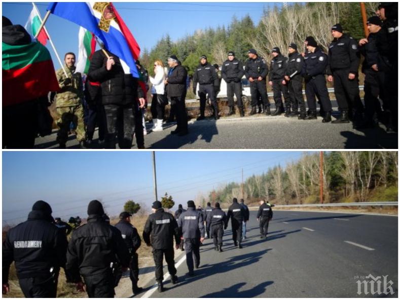 Полицията си свърши работата - не позволи на шепа протестиращи да затворят Е-79 (СНИМКИ)