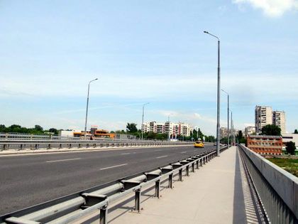 Вандали оставиха на тъмно моста на Васил Априлов СНИМКИ