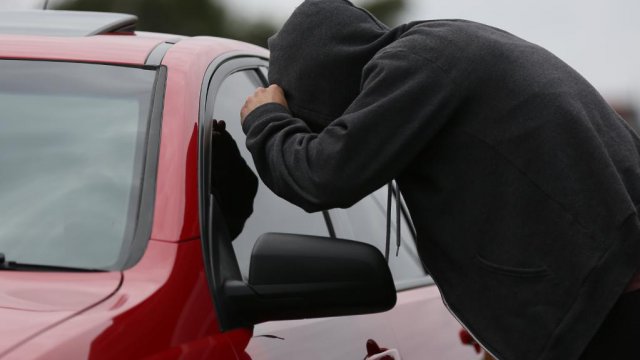 Арестуваха младежи за кражба от автомобил