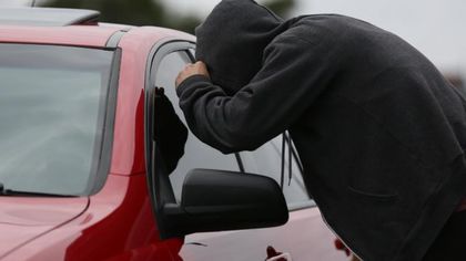 Арестуваха младежи за кражба от автомобил