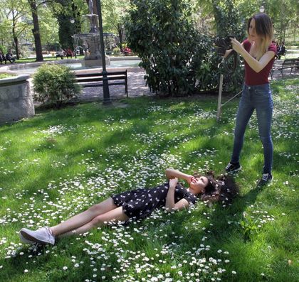 Две пловдивски чаровници с фотосесия в парка (СНИМКИ)