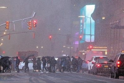 Първият сняг за тази есен парализира наземния транспорт в Ню Йорк