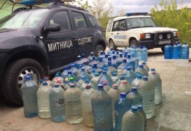 Митничари се правят на ожаднели пияници в Интернет, пипнаха дядо с 11-литрова дамаджана ракия (СНИМКИ)
