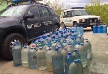 Митничари се правят на ожаднели пияници в Интернет, пипнаха дядо с 11-литрова дамаджана ракия (СНИМКИ)