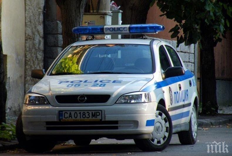 Жена ограби мъж в дома му, плаши го с нож