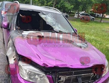 Само във Флагман! Запалиха два автомобила в жк 