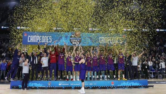 Барселона триумфира с Купата на Краля, побеждавайки Реал след драма