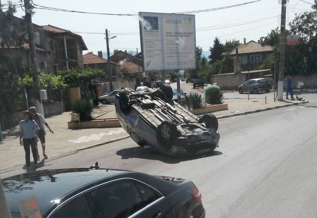 Автомобил се обърна по таван в пловдивско село