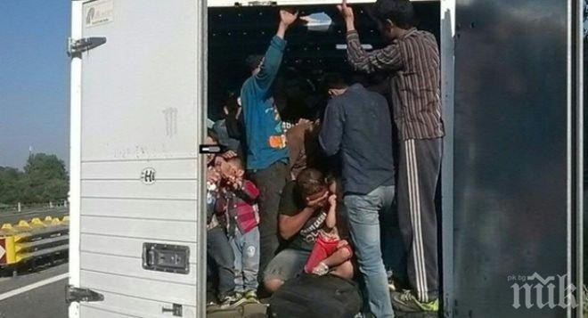 Спипаха 12 мигранти, натъпкани в бус на автомагистрала 