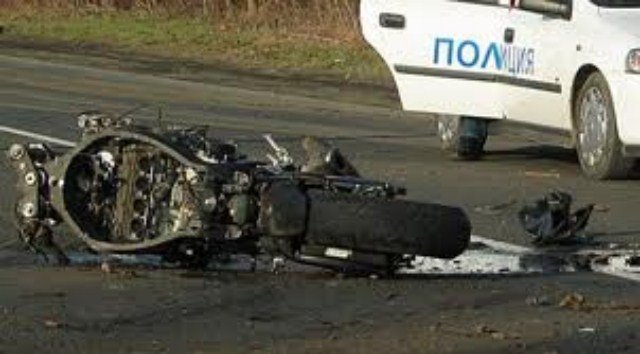Пловдивчанин на мотор се размаза във влекач с цистерна