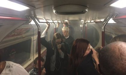 Пожар във влак в метрото в Лондон, дим във вагоните