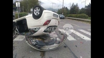 Кола се обърна по таван след опит да спре на пешеходна пътека