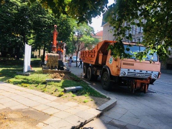 Благоевград: Започна поставянето на подземните контейнери за битови отпадъци в града